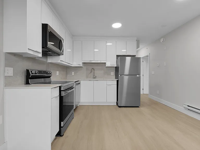 3050 Kingsway #406 — Photo 2