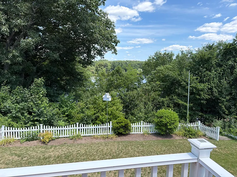 15 Lakeside Dr — Photo 3