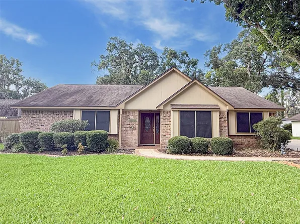 112 Aster Ln, Lake Jackson, TX 77566