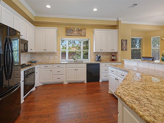 3rd image of 401 Knoll Park Ct