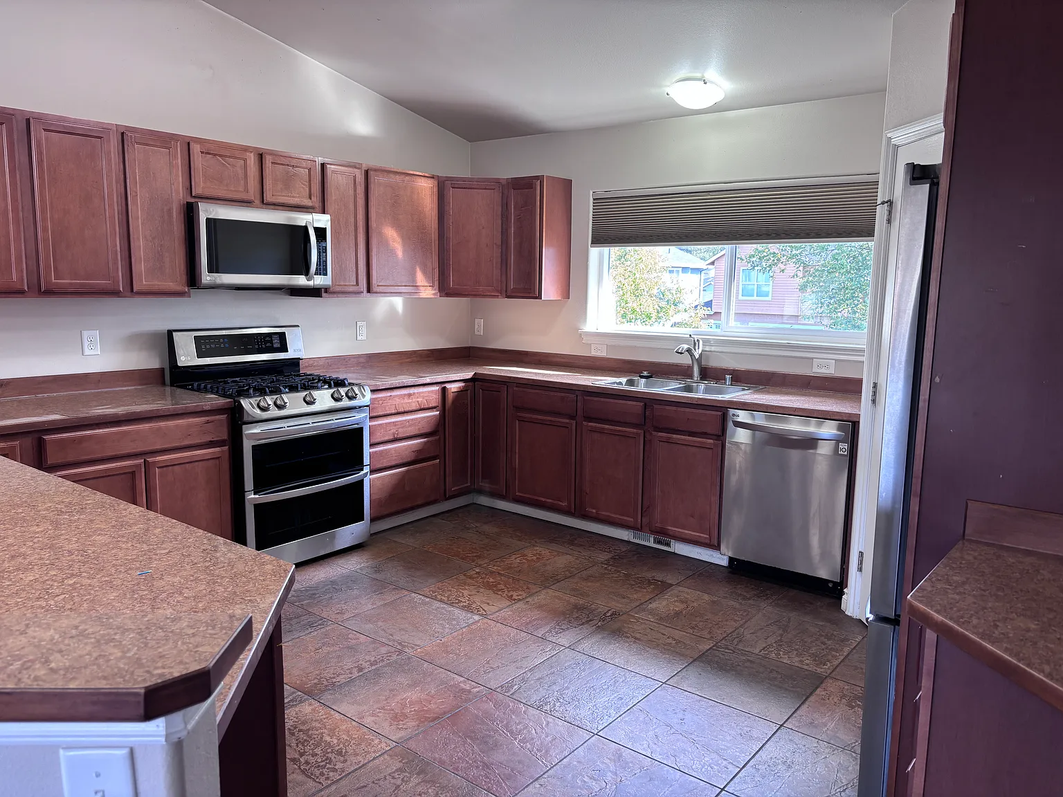4 bed, 2683 sqft, $4,000 — Photo 2
