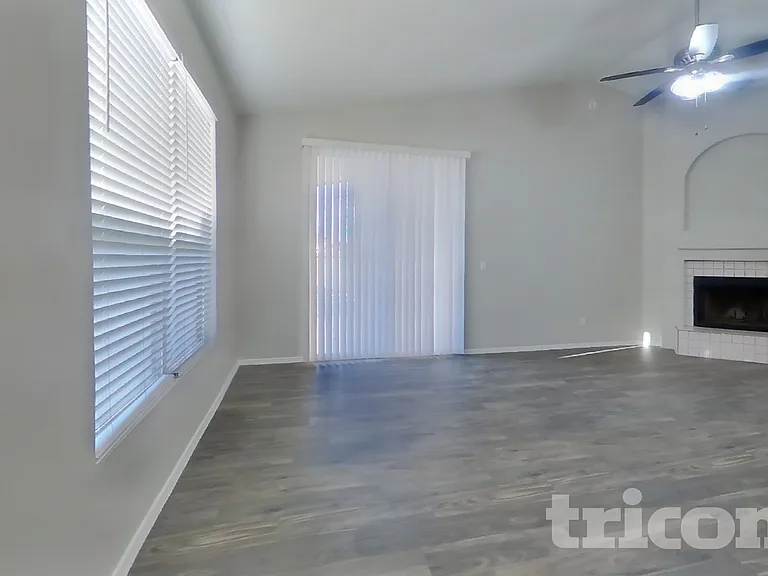 8961 W Kathleen Rd — Photo 2