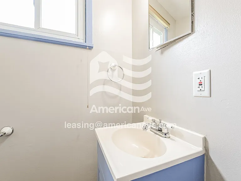 1394172_012_bathroom_14.jpg