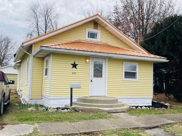 226 W Vine St, Oakland City, IN 47660