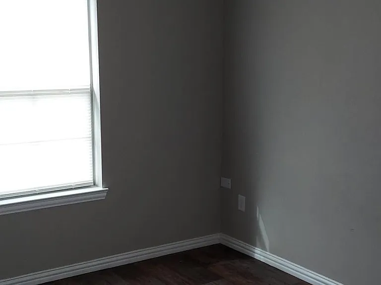 407 W Criner St #B — Photo 10