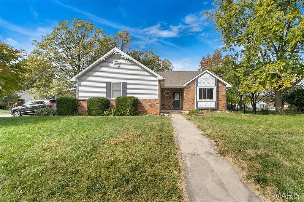 1901 Applegate Ln photo 1