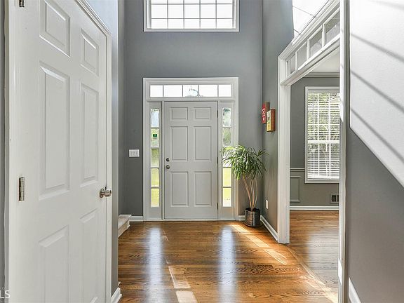 5th image of 210 Monarch Dr