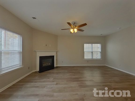 3rd image of 221 Chestnut Oak Ln