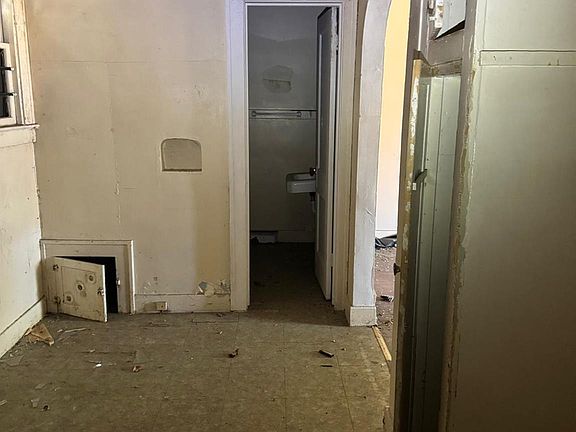 3rd image of 722 E Ridgeway Ave