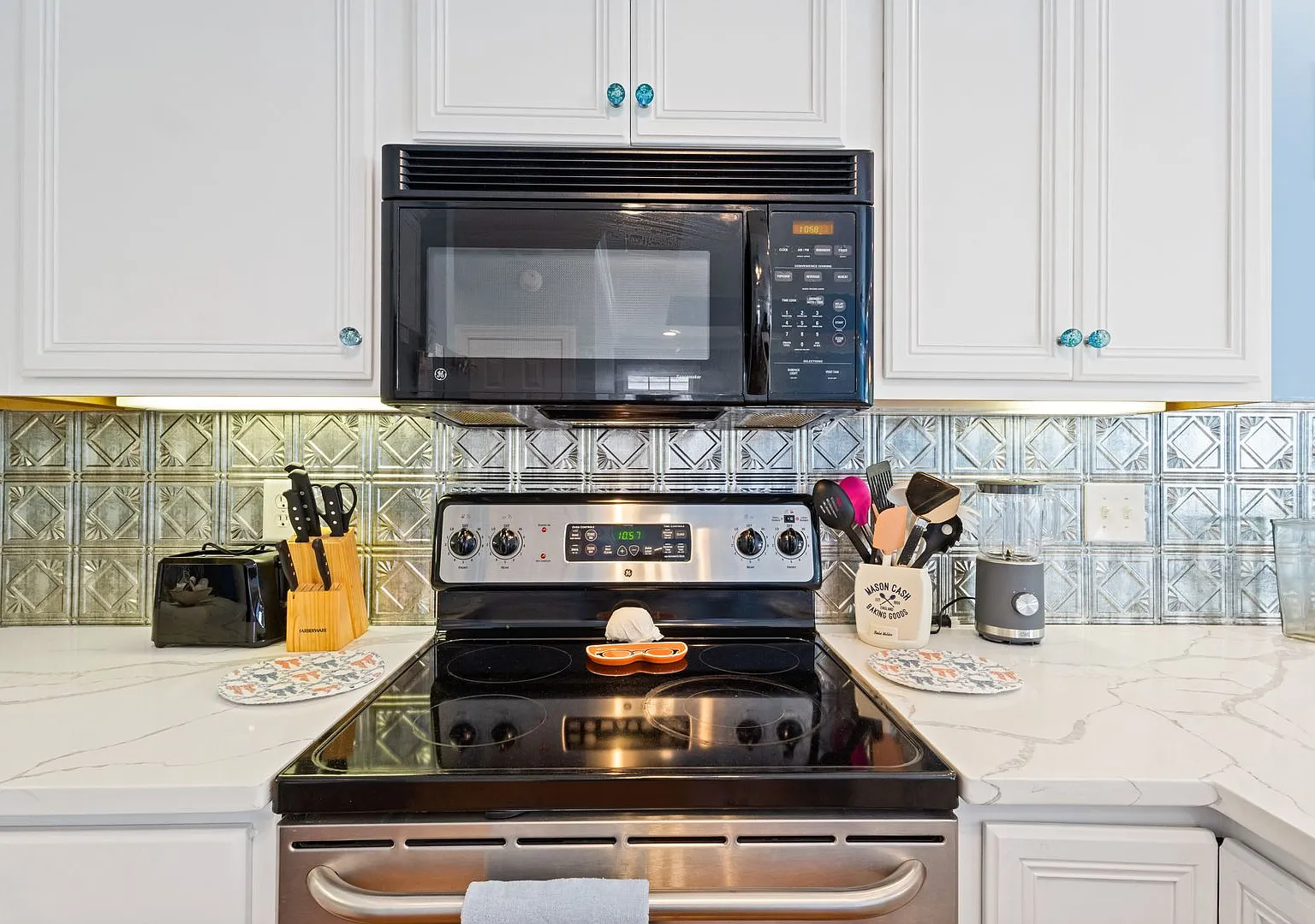 Winte Rental! Beautiful four-bedroom private home with updated appliances! Only a few blocks to t... — Photo 3