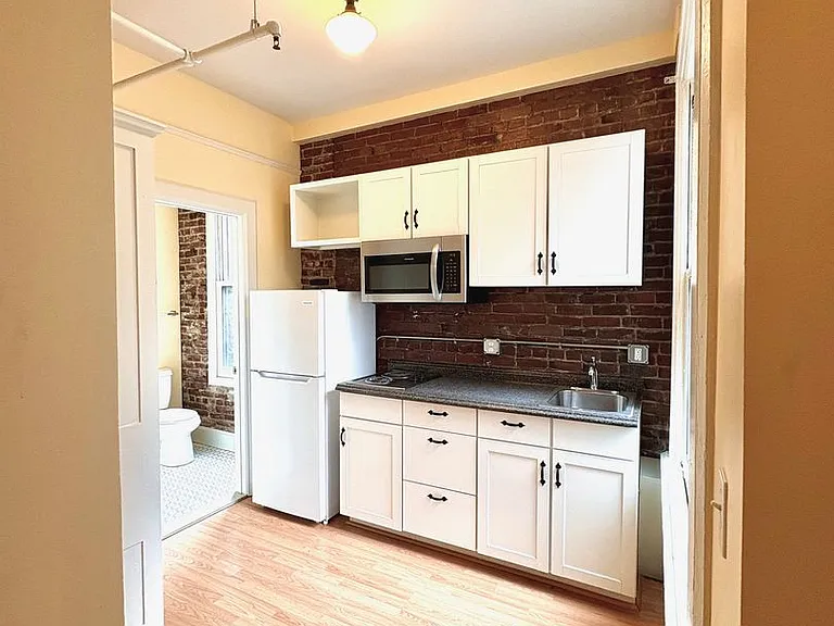 318 NW Broadway — Photo 10