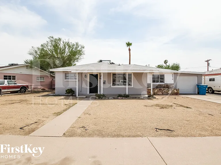 2919 W Seldon Ln — Photo 2