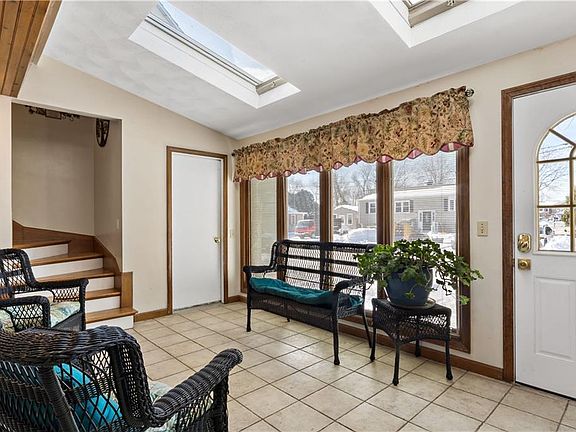 5th image of 33 Detroit Ave