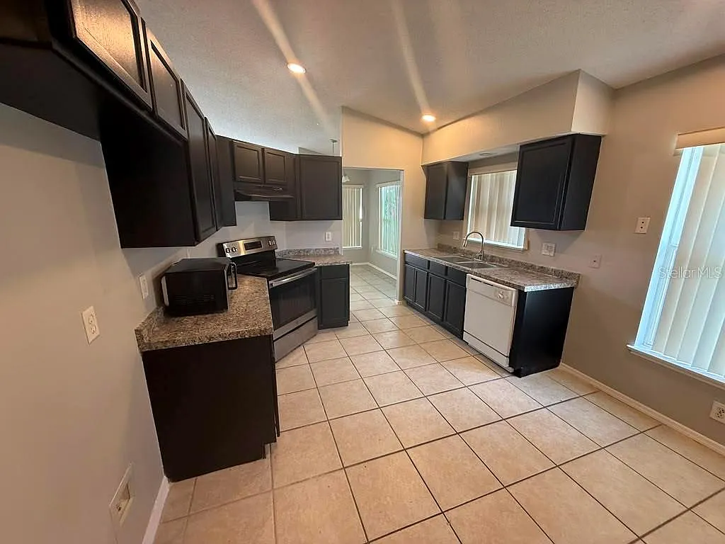 3 bed, 2.0 bath, 1372 sqft, $2,295 — Photo 3