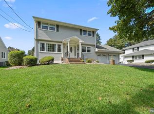 425 Lakeview Dr, Oradell, NJ 07649