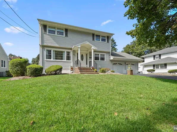 425 Lakeview Dr, Oradell, NJ 07649