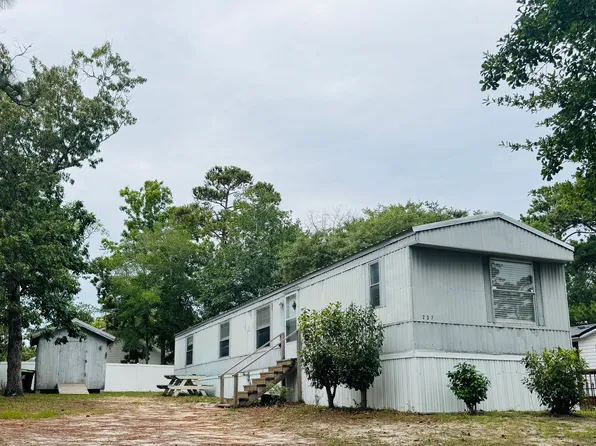 237 NE 69th St, Oak Island, NC 28465