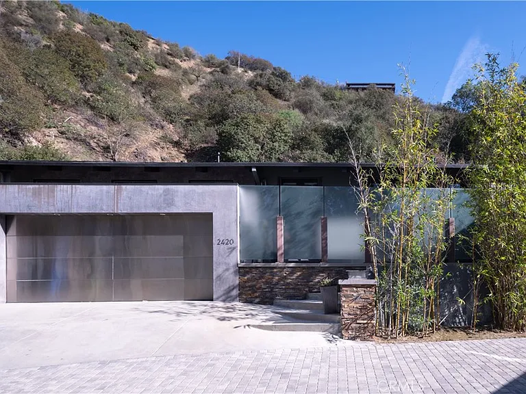 2420 Bowmont Dr — Photo 2