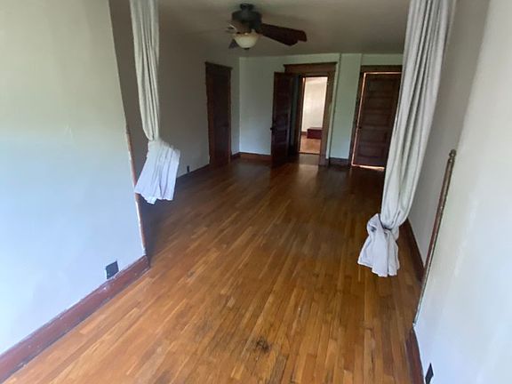 3rd image of 21 E Oakland Ave