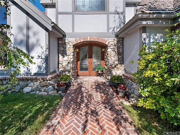 4th image of 5946 Woodlake Ave