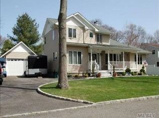 73 Middlesex Ave, Oakdale, NY 11769
