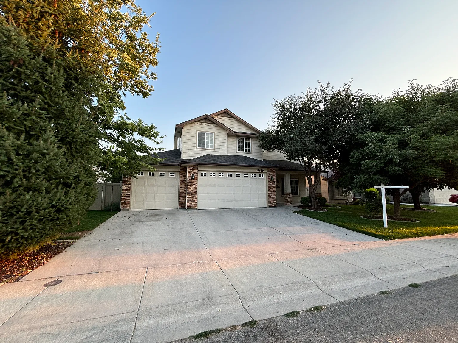 4 bed, 2194 sqft, $2,550 — Photo 1