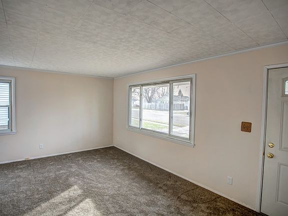 3rd image of 5249 Woodbine Ave