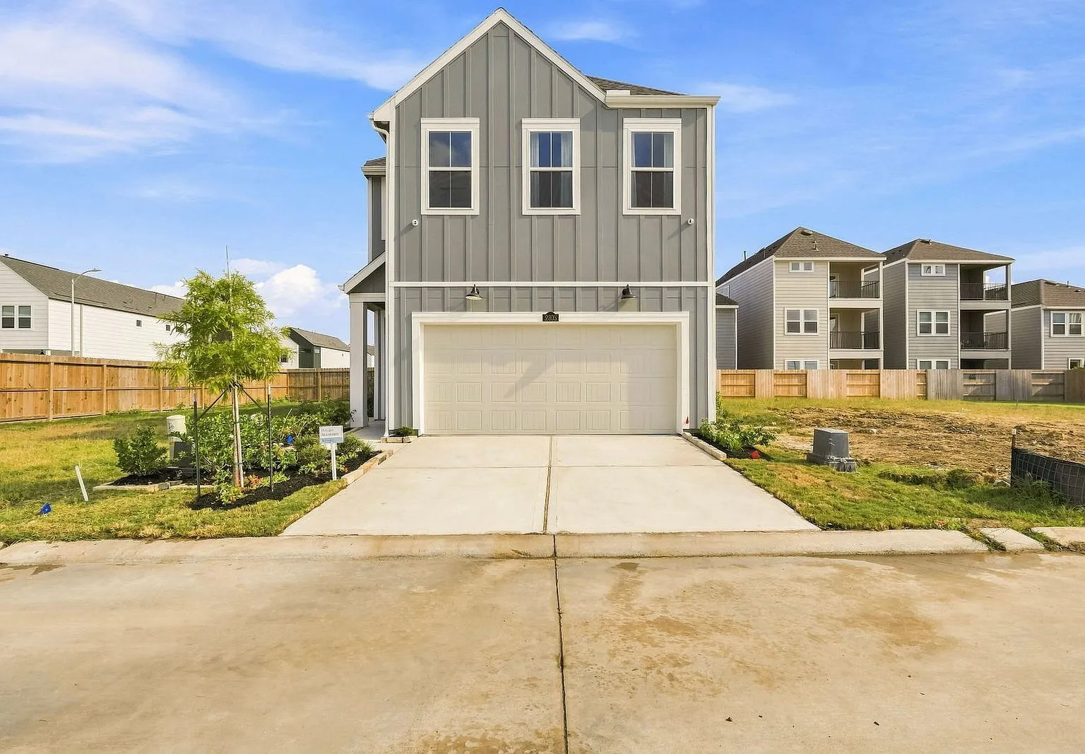 4 bed, 2.5 bath, 2260 sqft, $2,900 — Photo 1