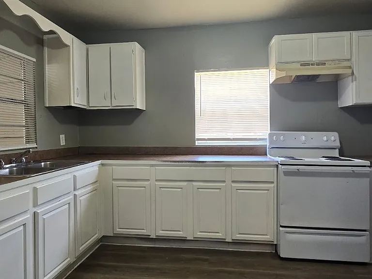 829 Texas Ave — Photo 5