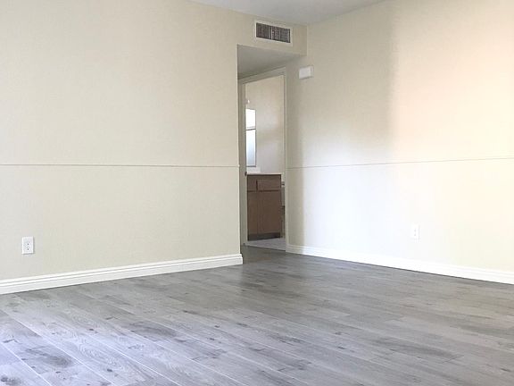 5th image of 25880 Dartmouth St #9