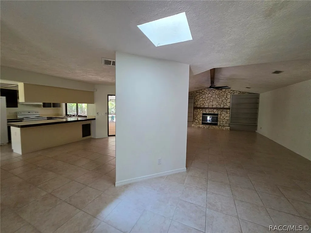 3 bed, 1983 sqft, $1,900 — Photo 4