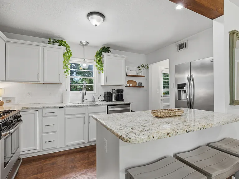6115 Delmar St — Photo 3