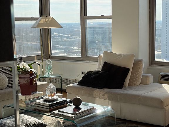 3rd image of 3900 N Lake Shore Dr APT 20E