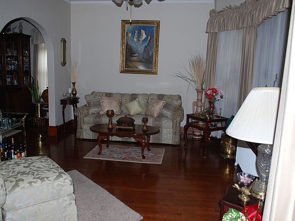 3rd image of 812 N Taylor Ave