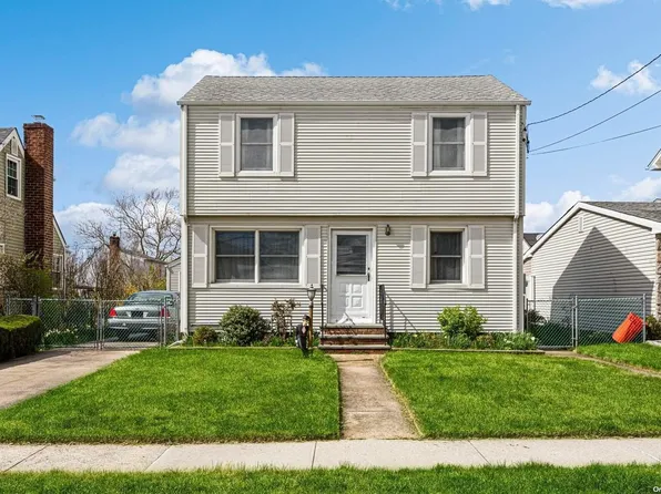 518 Helen Road, Mineola, NY 11501