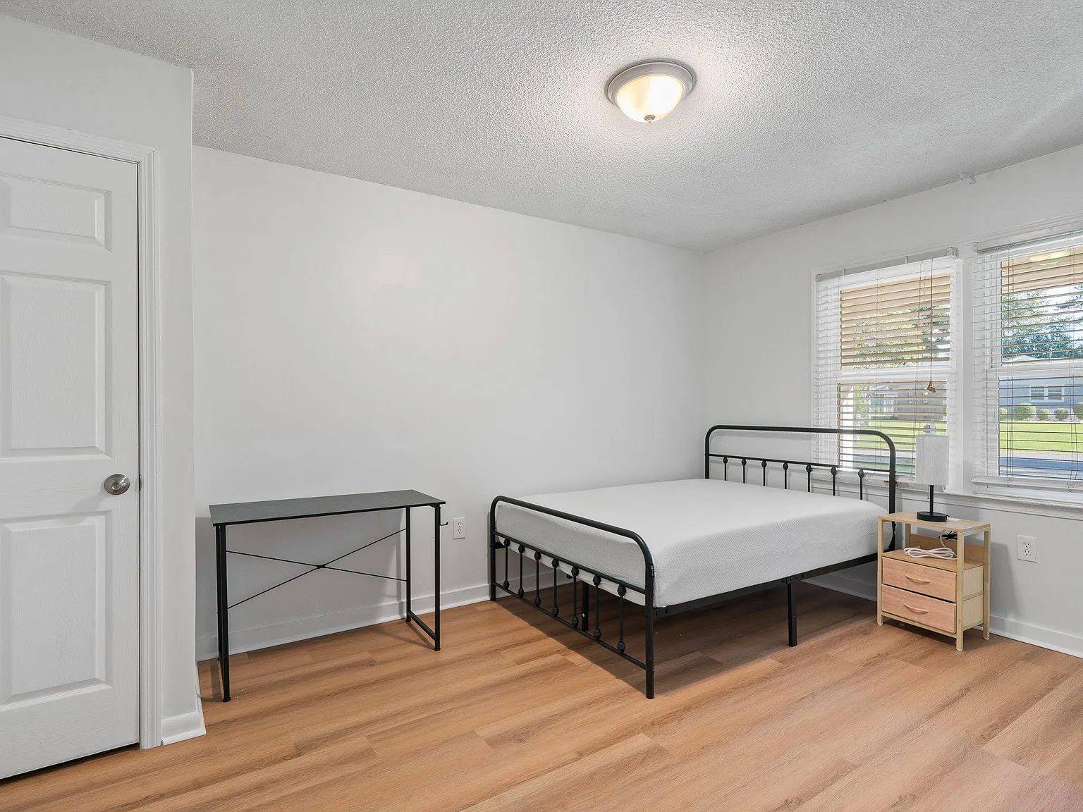 4 bed, 2.0 bath, 1308 sqft, $724 — Photo 2