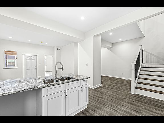 4th image of 350 E Minnesota St