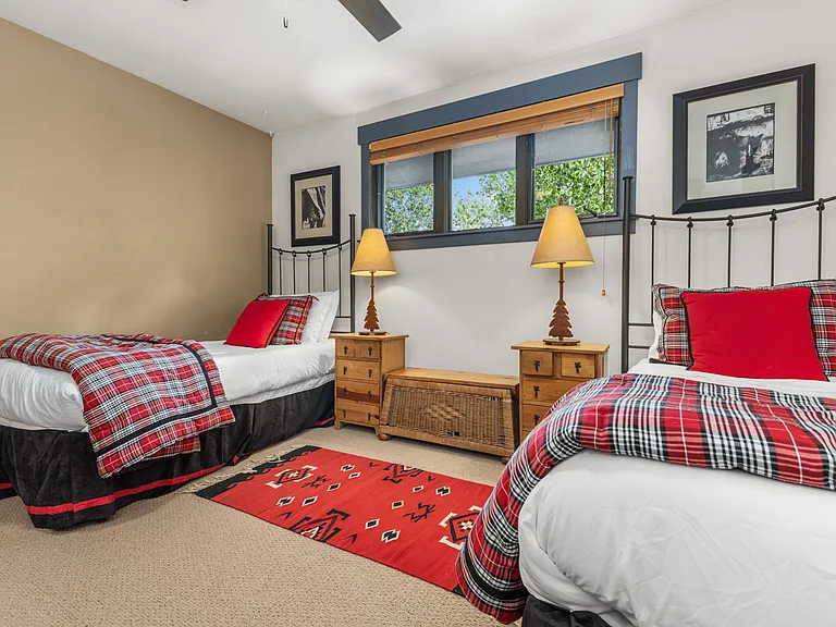 Two Single Beds #4 | 4th Level
