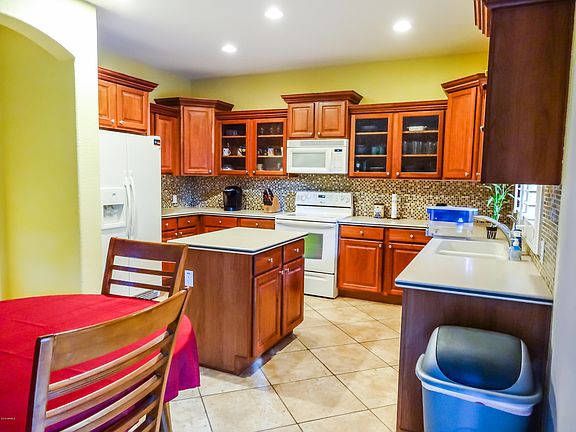 3rd image of 1029 E Iris Dr