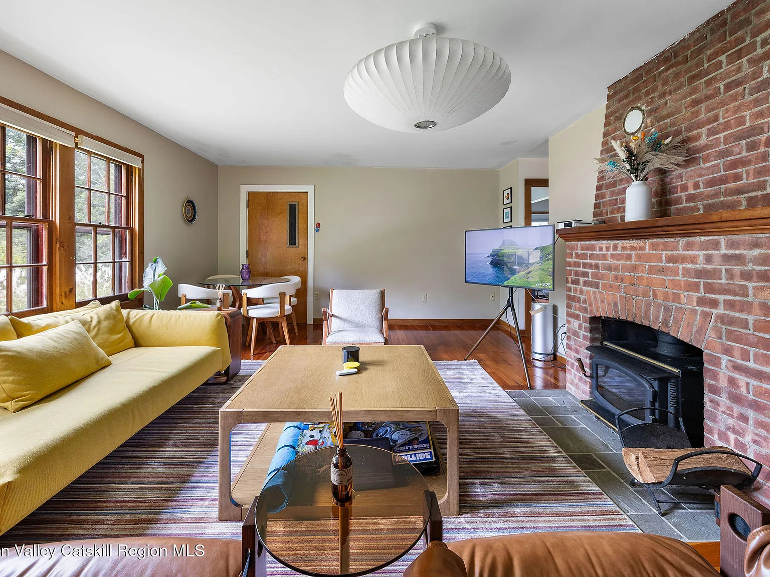 2 bed, 1.0 bath, 1263 sqft, $3,200 — Photo 3