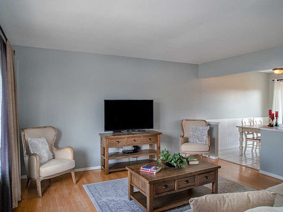 2nd image of 509 Sheridan Ln