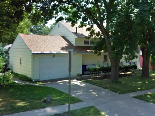 215 Auburn Dr SW, Cedar Rapids, IA 52404