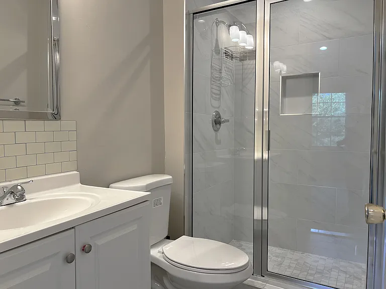 Master bathroom (standing shower)
