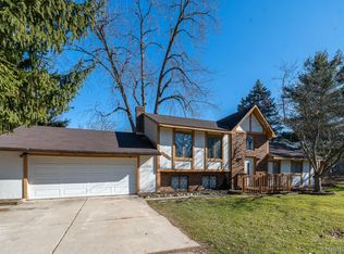 3020 Whitfield Dr, Waterford, MI 48329