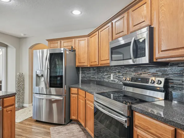 812 Redbud Rd, Burleson, TX 76028