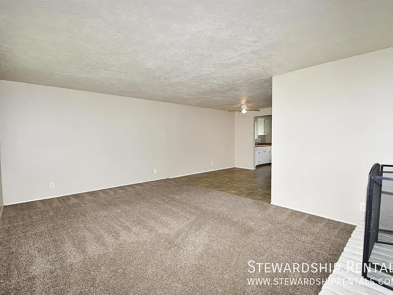 336 S 51st Pl — Photo 2