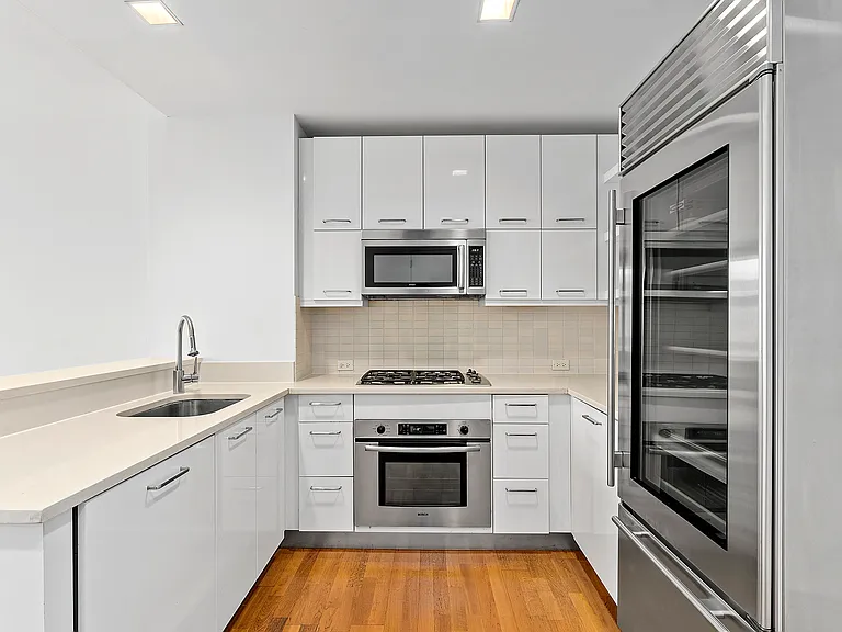 635 W 42nd St #4E — Photo 4
