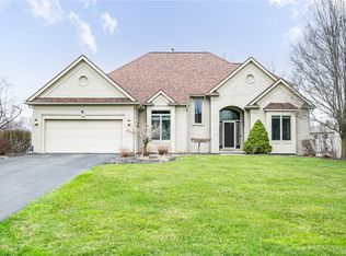8 Pearlstone Dr, Penfield, NY 14526
