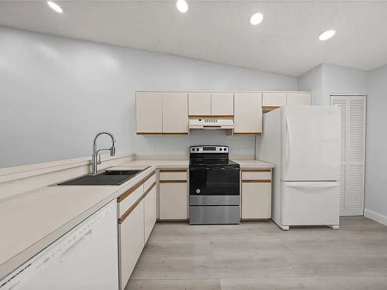 10441 SW 85th Ct — Photo 7
