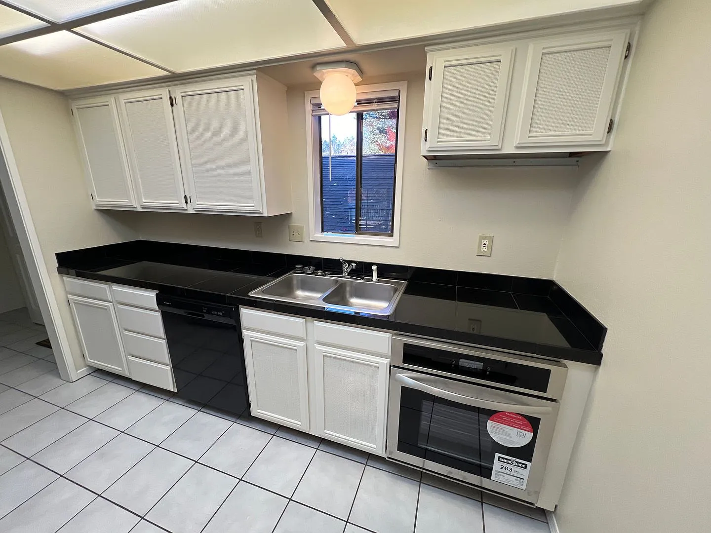 Large Updated Two Bedroom Condo in South Salem with a Deck and Patio — Photo 3